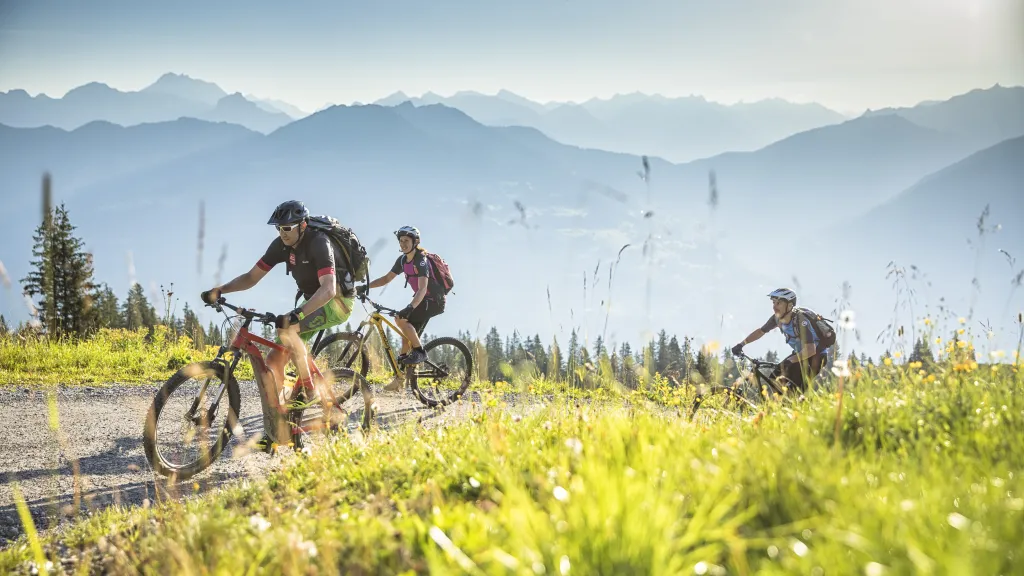 Drei Biker an einem Sonnigen Tag in den Bergen.