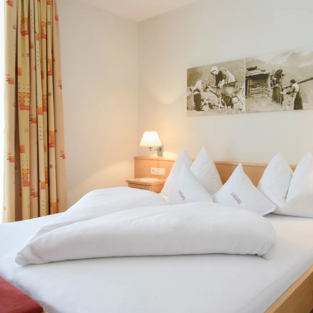 Doppelbett im Bergblick Hotelzimmer