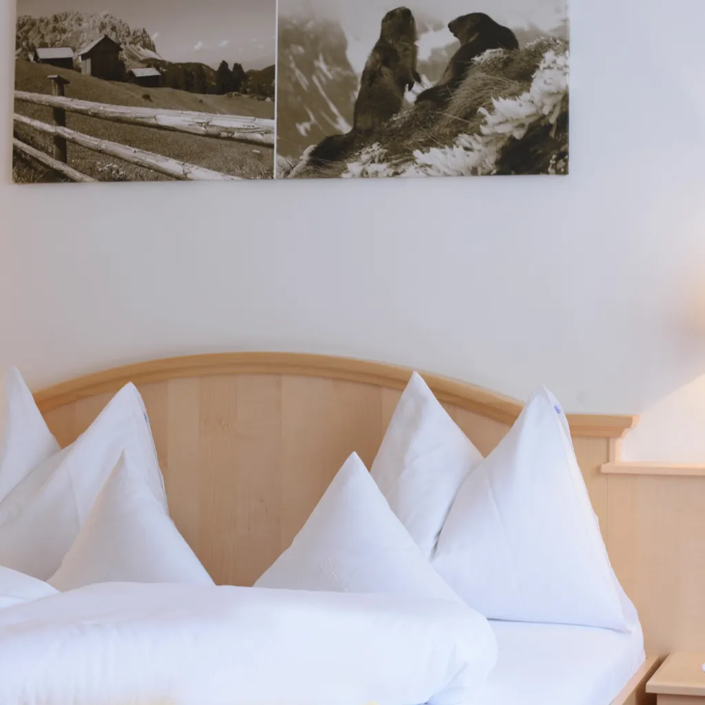 Nahaufnahme Doppelbett im Hotelzimmer Bergblick