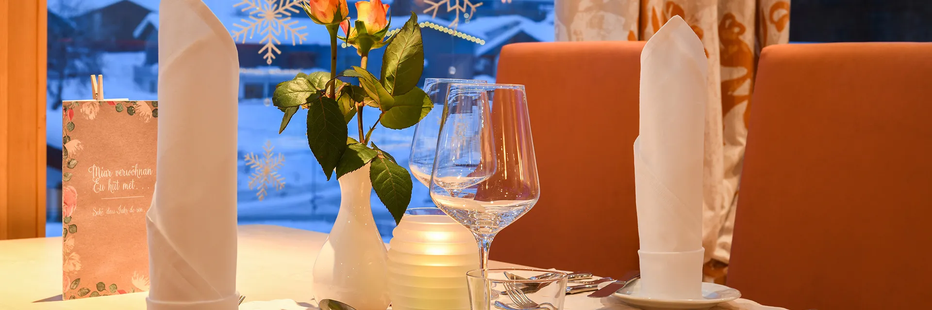 Schön dekorierter Tisch im Hotel Silbertal im Winter