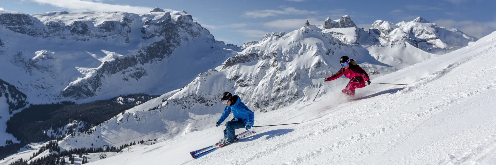 Zwei Skifahrere auf einer Piste im Montafon