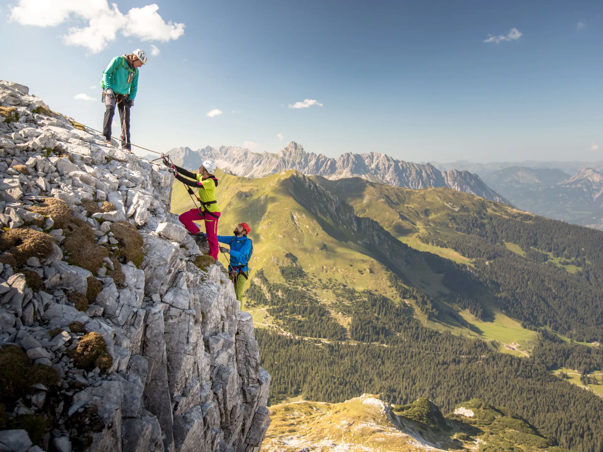 Drei Kletterer auf dem Klettersteig Gauablickhohle im Montafon 