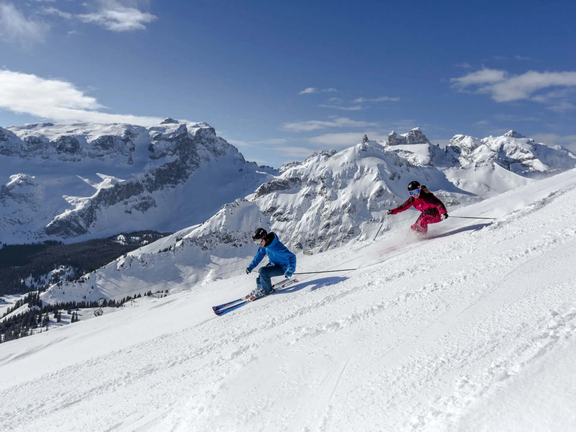 Zwei Skifahrere auf einer Piste im Montafon